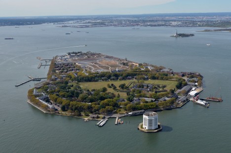 Aerial view of Governors Island, with Historic District in the foreground and new park and public spaces beyond. Image courtesy Carlo Buscemi Imagery. 